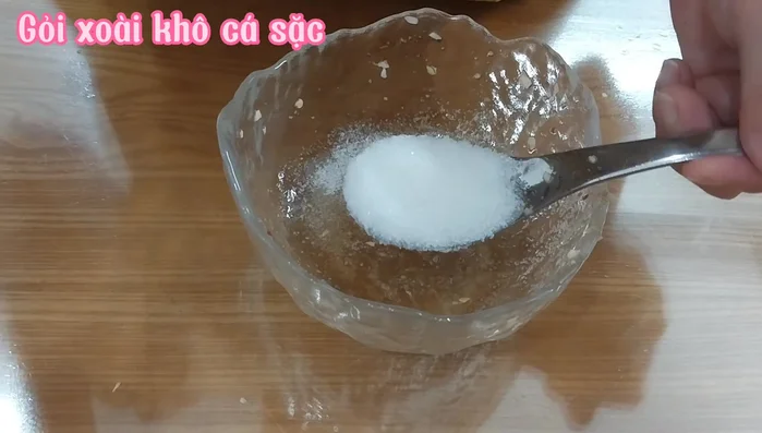 Pha nước chấm: 1 muỗng đường, 1 muỗng nước mắm, nước lọc, tỏi, ớt, nước cốt chanh, khuấy đều.