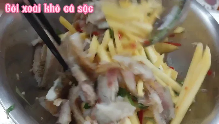 Cho gỏi ra đĩa, dùng kèm nước chấm.
