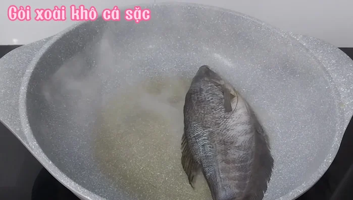 Chiên cá sặc khô vàng hai mặt, để nguội rồi xé nhỏ.