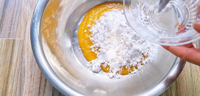 Trộn mít đã xào với 200g bột nếp, 50g bột năng và 1 nắm lá dứa. (118.619)