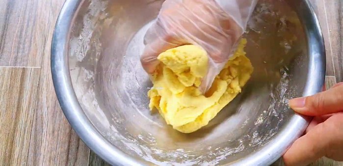 Thêm 1 muỗng canh nước sôi vào hỗn hợp bột, trộn đều đến khi bột mềm dẻo. (159.73)