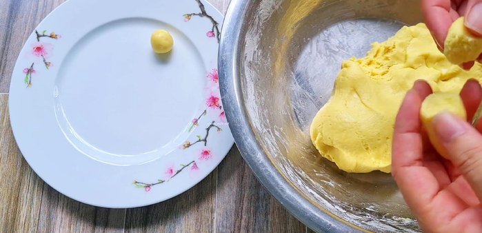 Vo hỗn hợp bột thành các viên tròn nhỏ. (187.67)