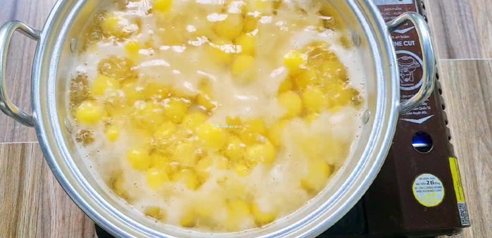 Vớt viên chè ra, thả vào tô nước lạnh. (229.31)