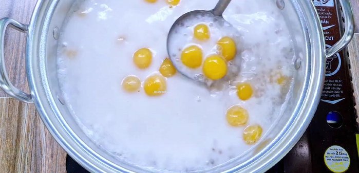Cho viên chè vào nước cốt dừa, nấu lửa nhỏ đến khi chè chín. (330.55)