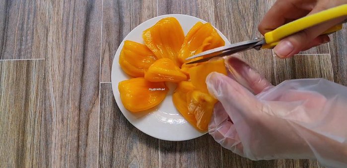 Lấy 200g mít Thái, làm sạch, bỏ hột và cắt nhỏ. (34.329)