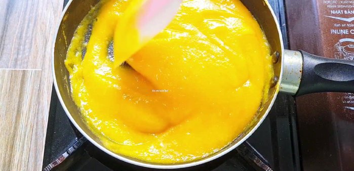 Xào mít xay nhuyễn trên chảo chống dính cho đến khi nóng và hơi khô. (89.81)