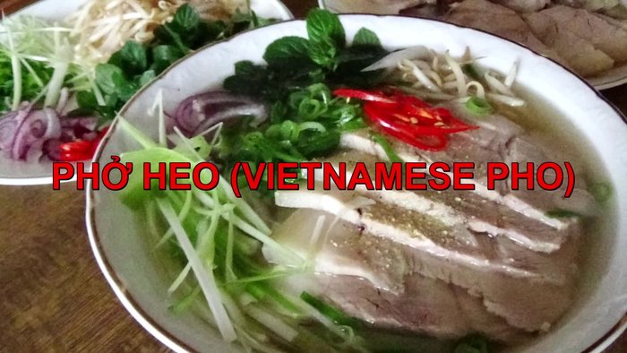 Rửa sạch giò heo với muối và giấm. (Cho thêm tí đường để nước dùng ngọt hơn)