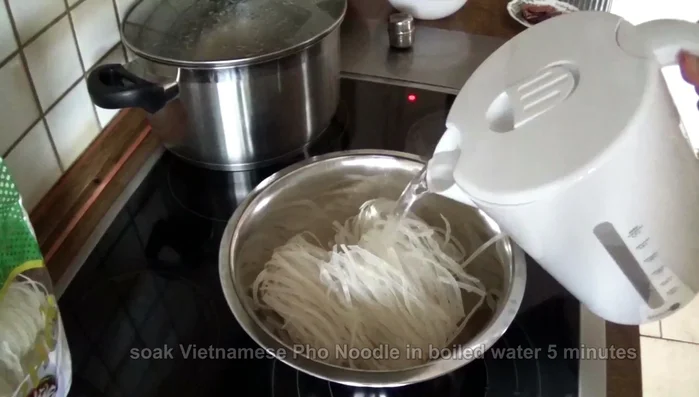 Chế nước sôi vào bánh phở, ngâm 5 phút, vớt ra, xả nước lạnh và để ráo.