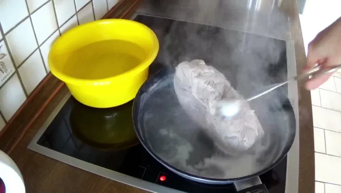 Vớt giò heo ra, rửa lại với nước lạnh.