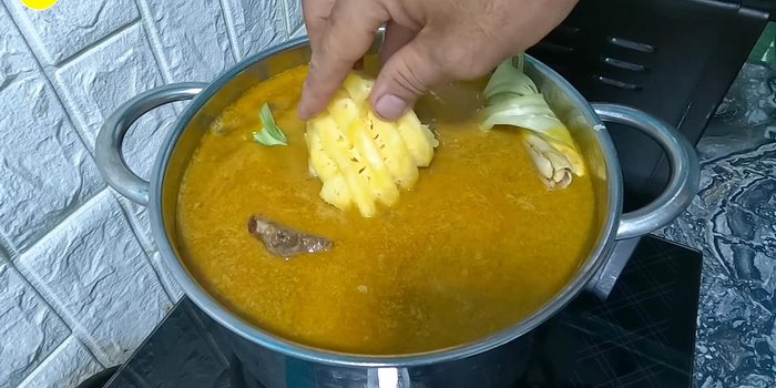 Cho sườn bò đã xào vào nồi lớn. Thêm nước lọc hoặc nước dừa, thơm, sả, củ cải trắng. Đun sôi rồi hầm khoảng 2 tiếng đến 2 tiếng 15 phút.