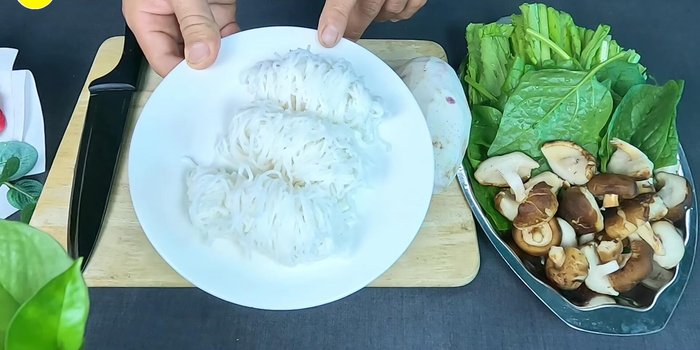 Cho củ sen vào hầm cùng khoảng 30 phút trước khi hoàn thành.
