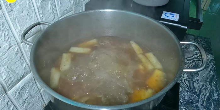 Cho khoai môn vào hầm cùng trong 10-15 phút cuối. Nêm nếm lại gia vị cho vừa ăn.