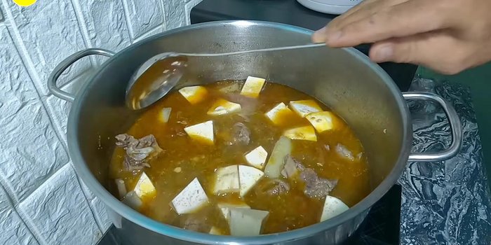 Làm nước chấm: Trộn chao, đường cát, tỏi ớt băm nhuyễn. Điều chỉnh độ cay theo sở thích.