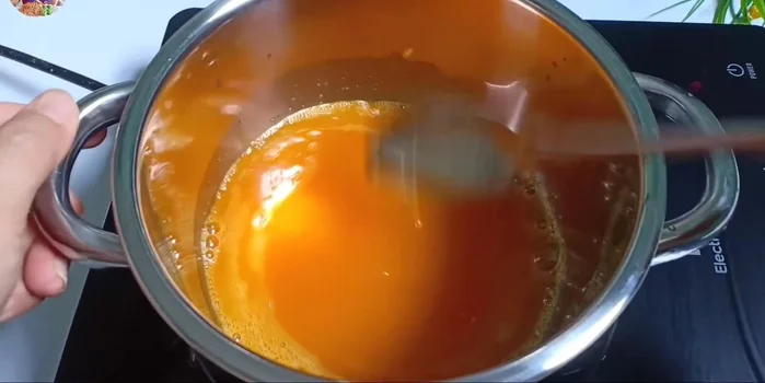 Cho nước cốt chanh dây và đường vào nồi, đun sôi trên lửa vừa trong 1 phút, sau đó tắt bếp. (200.68)