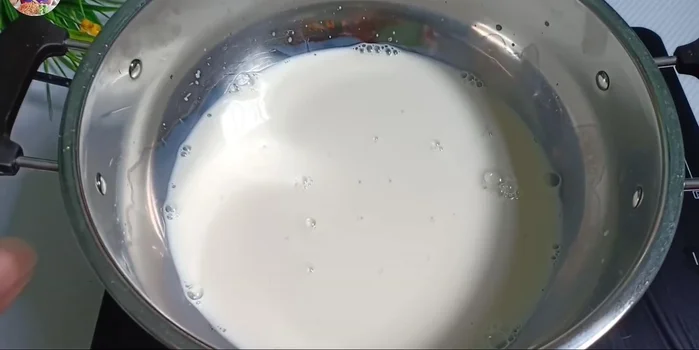Cho sữa tươi, bột kem béo và sữa đặc Ông Thọ vào nồi khác, khuấy đều. Đun nóng nhẹ cho đến khi các nguyên liệu tan chảy và hỗn hợp hơi ấm. (260.859)