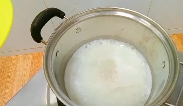 Khi cháo sôi, cho tổ yến vào và đun sôi với lửa nhỏ thêm 20 phút.