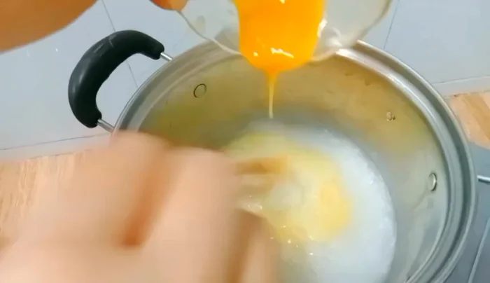 Sau khi tổ yến chín, cho trứng gà vào, đun sôi với lửa nhỏ ít nhất 5 phút cho chín hẳn.