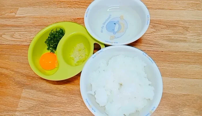 Băm nhỏ hành lá. Lấy lòng đỏ trứng gà. Rửa sạch tổ yến và ngâm với nước trong 30 phút.