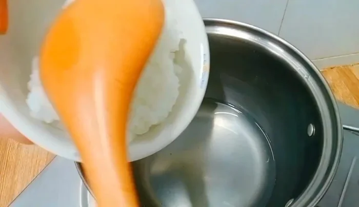 Cho nước dashi rau củ và cháo rây 1 năm (hoặc 15-20g gạo) vào nồi, đun sôi.