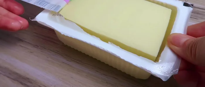 Rửa sạch đậu hũ, bỏ lớp vỏ ngoài và cắt thành những miếng vuông nhỏ.