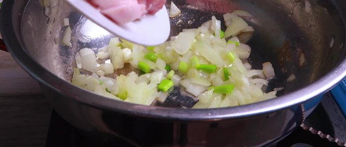 Cho thịt vào xào săn.