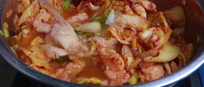 Cho nước vào nồi, đun sôi khoảng 3 phút.