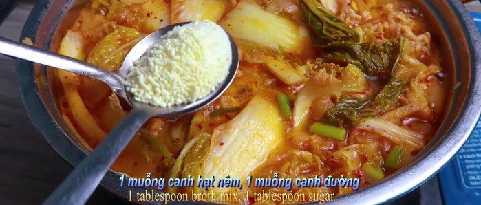 Nêm nếm canh với 1 muỗng canh hạt nêm, 1 muỗng canh đường, 1/2 bát nước mắm và ớt bột. Điều chỉnh gia vị cho vừa ăn.