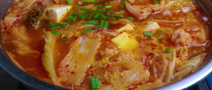 Cho hành lá vào, tắt bếp.