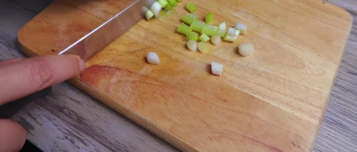 Cắt nhỏ hành lá, riêng phần đầu hành và phần lá.