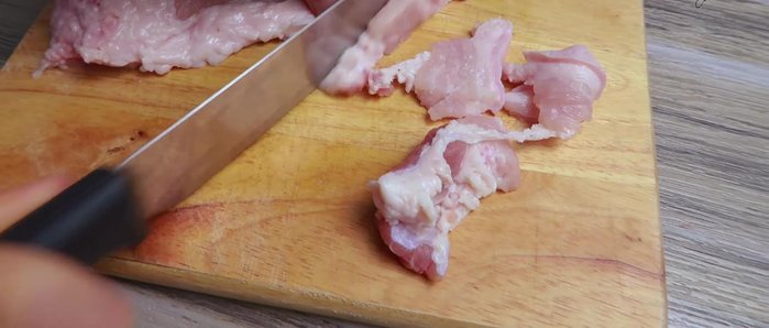 Cắt nhỏ thịt heo thành những miếng vừa ăn.