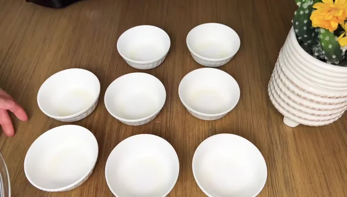 Đun sôi nước trong chảo, cho 2 muỗng canh dầu hành tỏi vào.