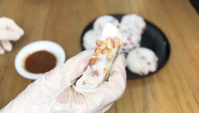 Dùng bánh đúc chấm với nước chấm đã chuẩn bị.