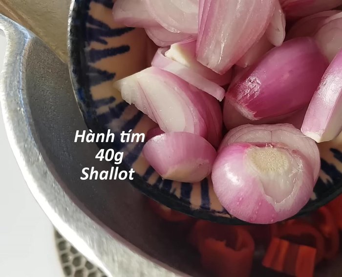 Ướp thịt gà: Ớt sừng ngọt cắt nhỏ, hành tím, tỏi băm nhỏ, cho vào cối giã nhuyễn. Thêm muối, hạt nêm, đường, nước mắm vào hỗn hợp, trộn đều. Ướp thịt gà với hỗn hợp này ít nhất 1 tiếng (tốt nhất 3-5 tiếng trong tủ lạnh).