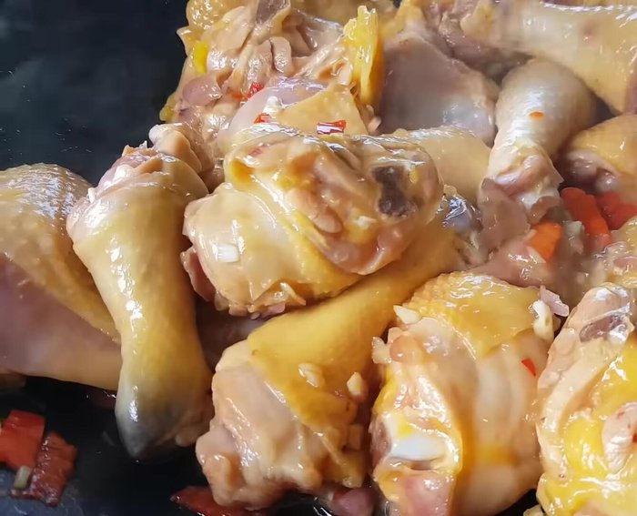 Xào thịt gà: Cho thịt gà đã ướp vào chảo, xào trên lửa lớn cho săn lại và ra bớt mỡ.
