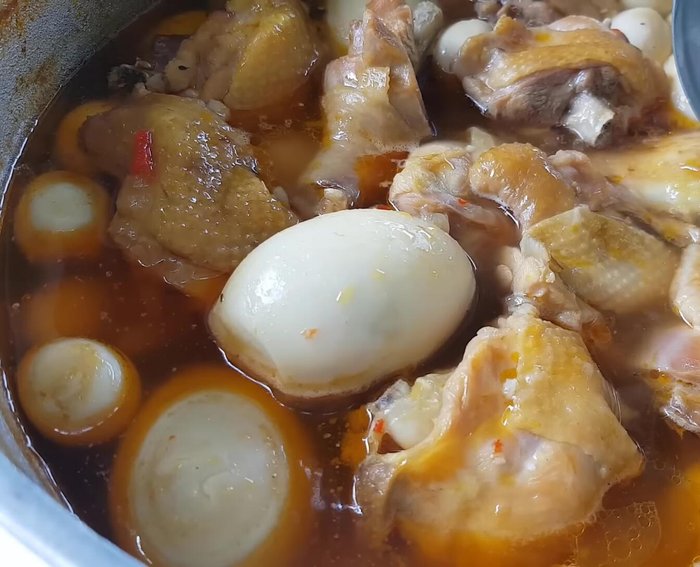 Thêm ớt: Cho ớt cay vào nồi kho trong 5 phút cuối để tăng hương thơm.