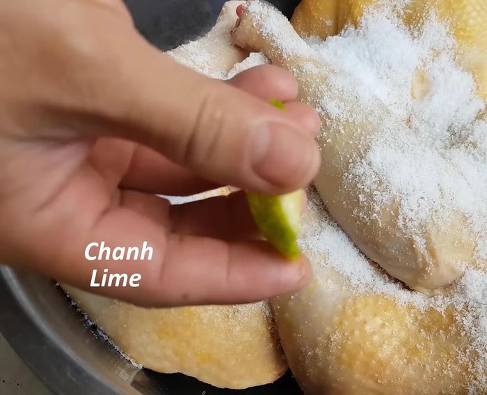 Làm sạch đùi gà: Cho đùi gà vào thau, thêm muối, nước cốt chanh, xoa đều, chà sạch rồi xả lại với nước. Cắt đùi gà thành 3 phần hơi lớn.