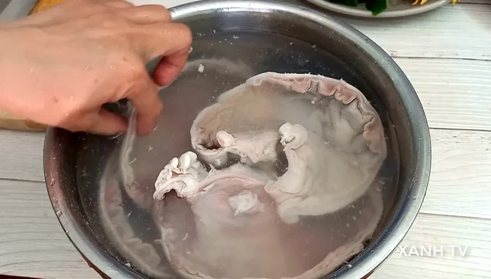 Cắt bao tử thành miếng vừa ăn.