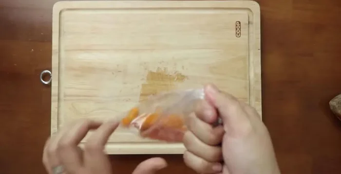 Cho củ nghệ và củ nén vào chảo, phi thơm.