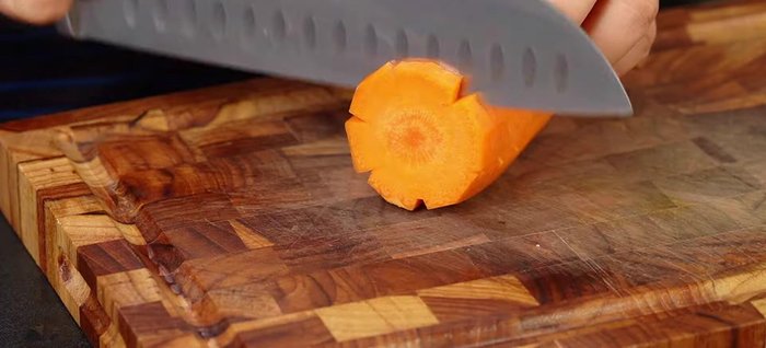 Cắt cà rốt, củ cải trắng thành sợi để tạo hình bông hoa. Cắt hẹ khúc 3cm, hành lá cắt nhỏ. (72.759)