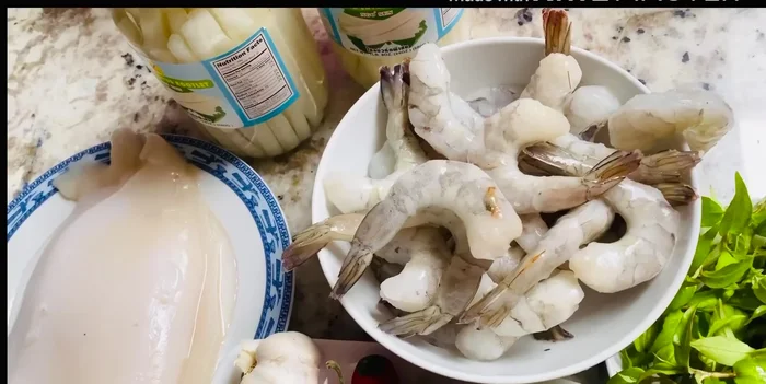 Pha nước chấm: Cho nước mắm, đường, giấm, rượu vào tô, khuấy đều cho đến khi đường tan hết.