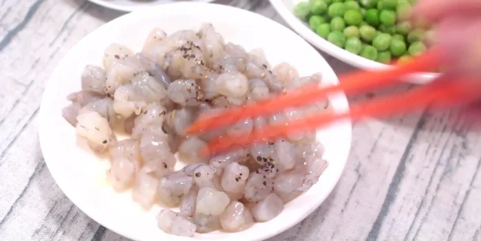 Luộc chín trứng cút và tách vỏ.