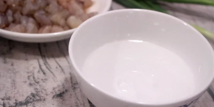 Pha bột năng với nước.