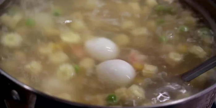 Cho trứng gà vào, khuấy nhẹ.