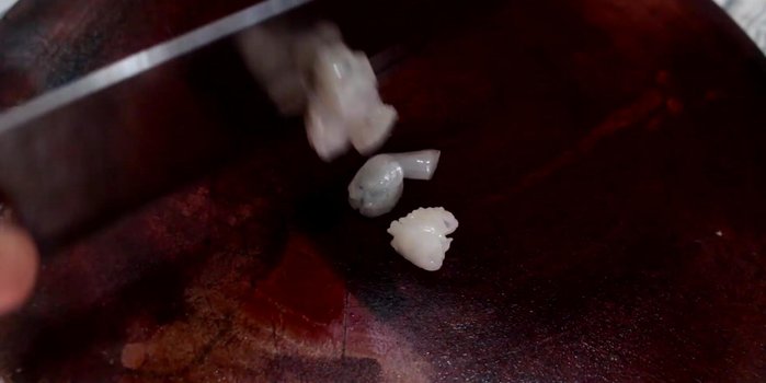 Cắt bắp thành hạt lựu.