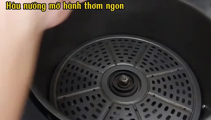Lót giấy bạc vào khay nướng của nồi chiên không dầu để tránh bẩn.