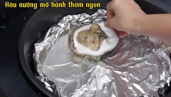 Sắp xếp hàu vào khay nướng. Làm nóng nồi chiên không dầu ở 200 độ C trong 10 phút.