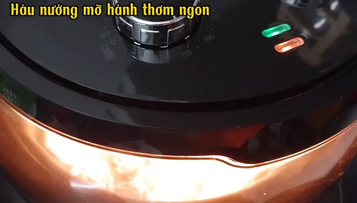 Làm mỡ hành: Cho dầu ăn vào chảo nóng, sau đó cho hành lá vào. Khi dầu nóng, tắt bếp và trộn đều hành lá với dầu để giữ màu xanh của hành.