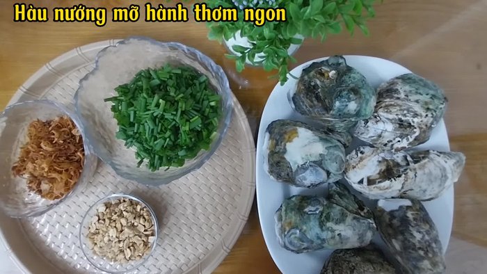 Rửa sạch hàu, loại bỏ vỏ và phần dơ bẩn bên ngoài. Chọn những con hàu to, mập mạp.