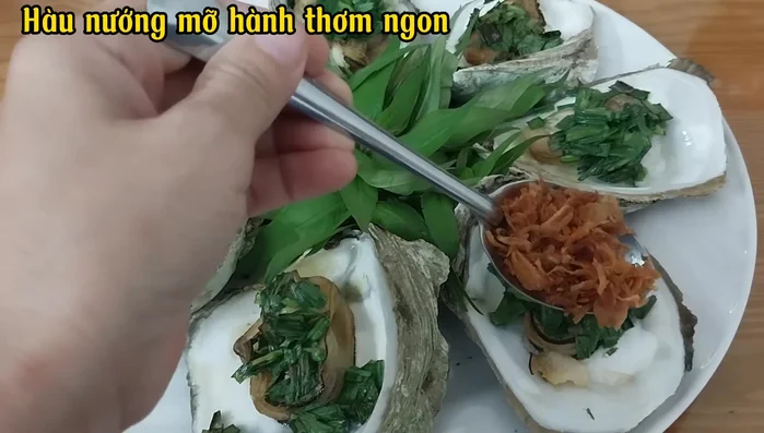 Cho hàu ra đĩa, rắc hành phi và đậu phộng giã nhỏ lên trên.