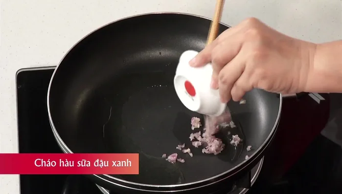 Xào hành, tỏi, gừng cho thơm rồi cho hào sữa đã ướp vào xào chín. (184.64)